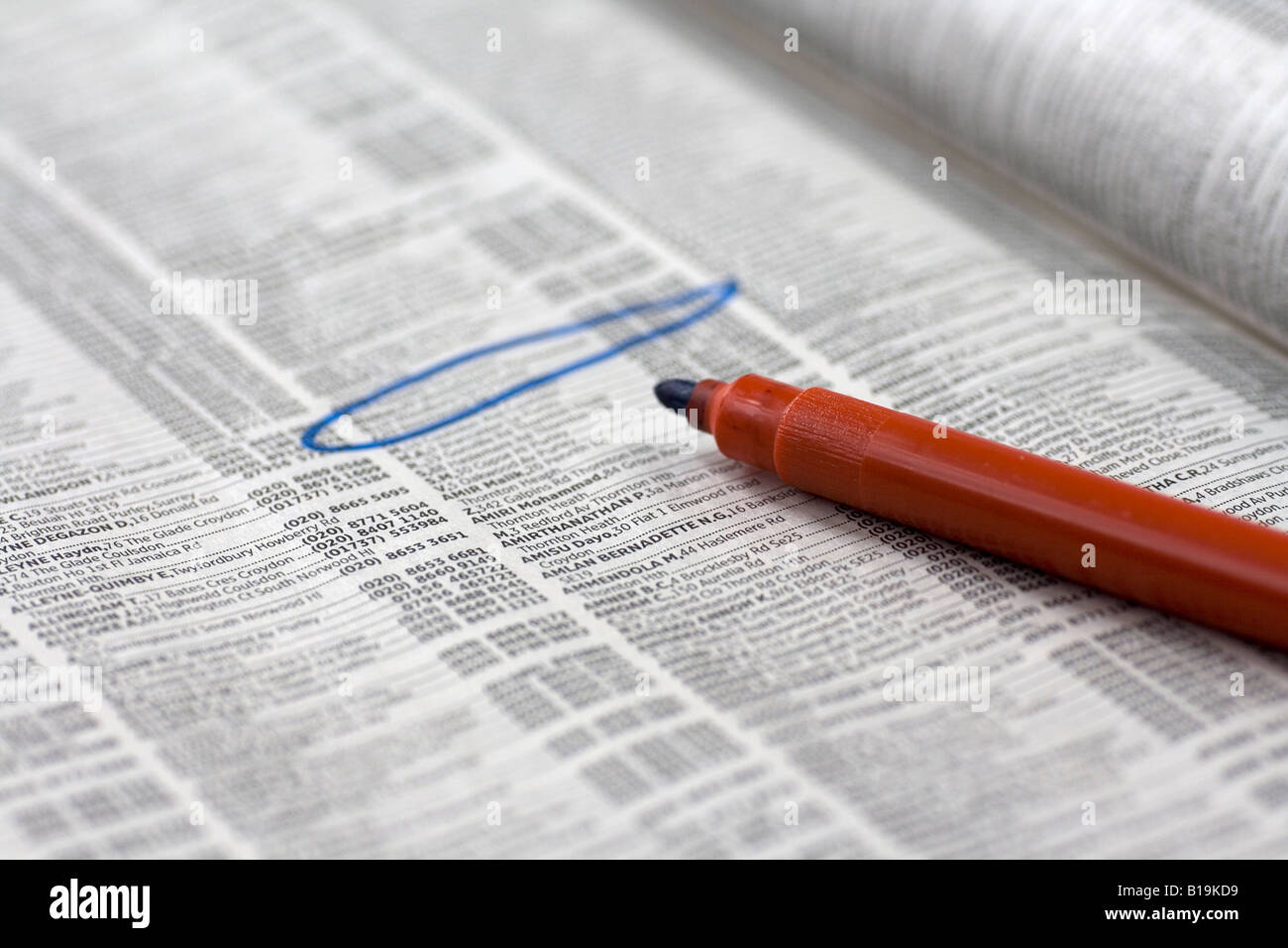 Un numero cerchiato in una rubrica telefonica Foto Stock