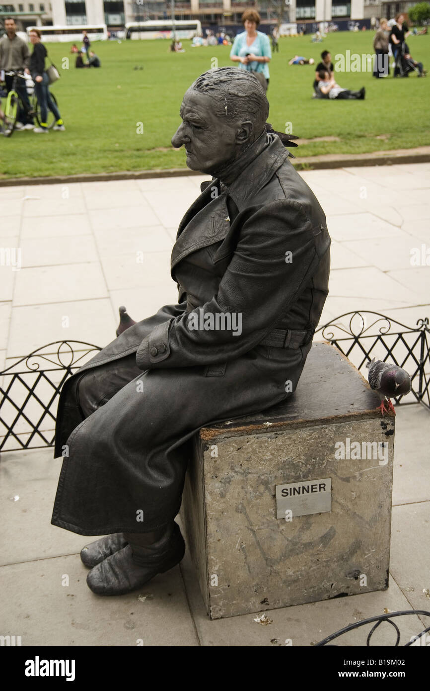 Gli artisti di strada che si presentano come statua in Londra Foto Stock