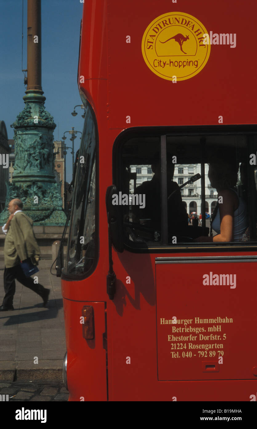 Un giro turistico in autobus a Rathaus Markt nel centro della città di Amburgo, Germania Foto Stock