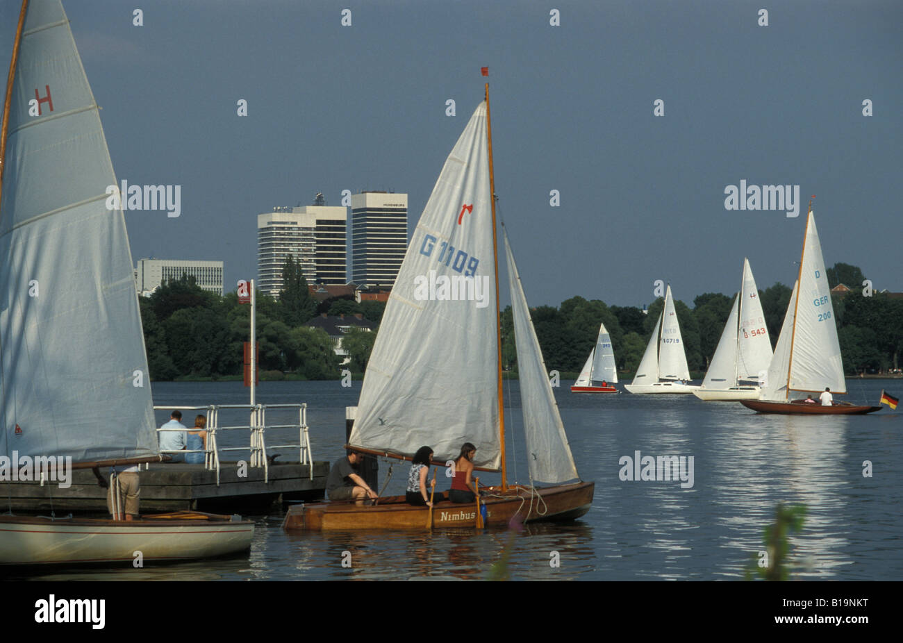 Barche a vela sul lago Aussenalster "' nel centro di Amburgo, con Mundsburg highrise edifici, Germania Foto Stock