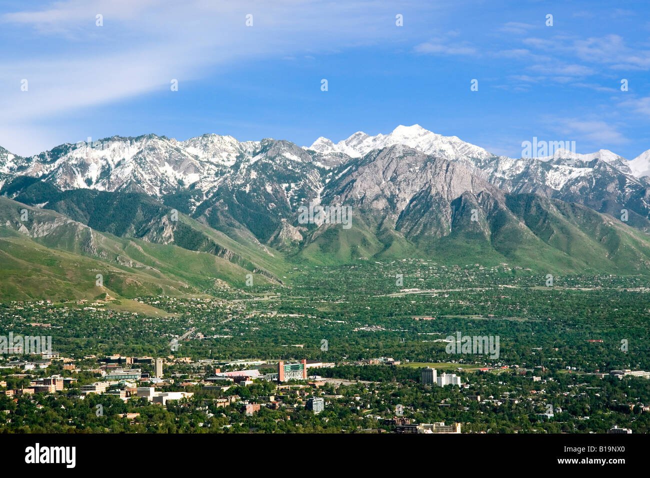 Il Salt Lake Valley guardando verso le montagne Wasatch USA Utah University of Utah campus è visibile in primo piano Foto Stock