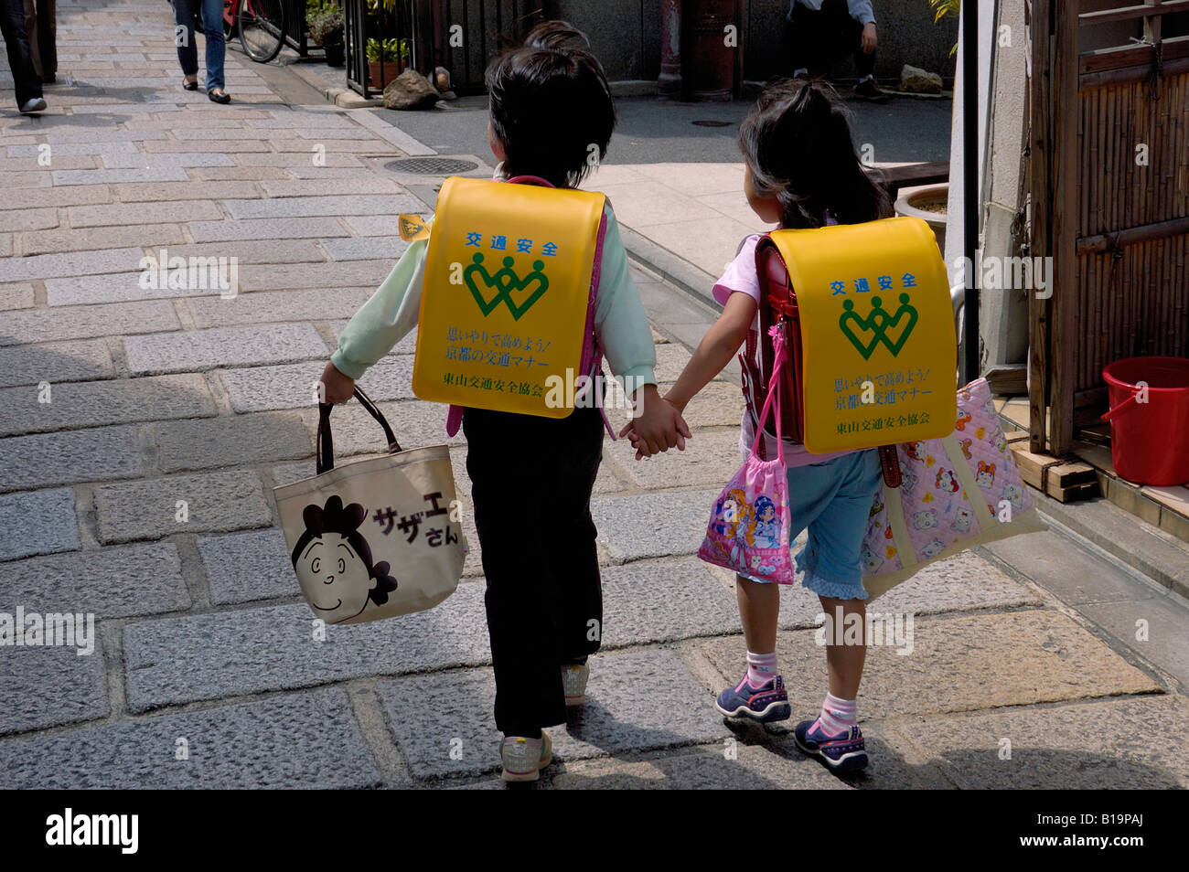 I ragazzi della scuola media holding hands Kyoto in Giappone Foto Stock