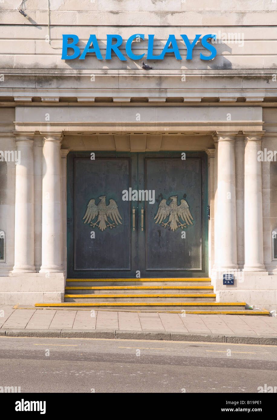 Barclays Bank ramo chiuso per il business con due aquile in ottone creste sulla grande porte di metallo (solo uso editoriale) Foto Stock