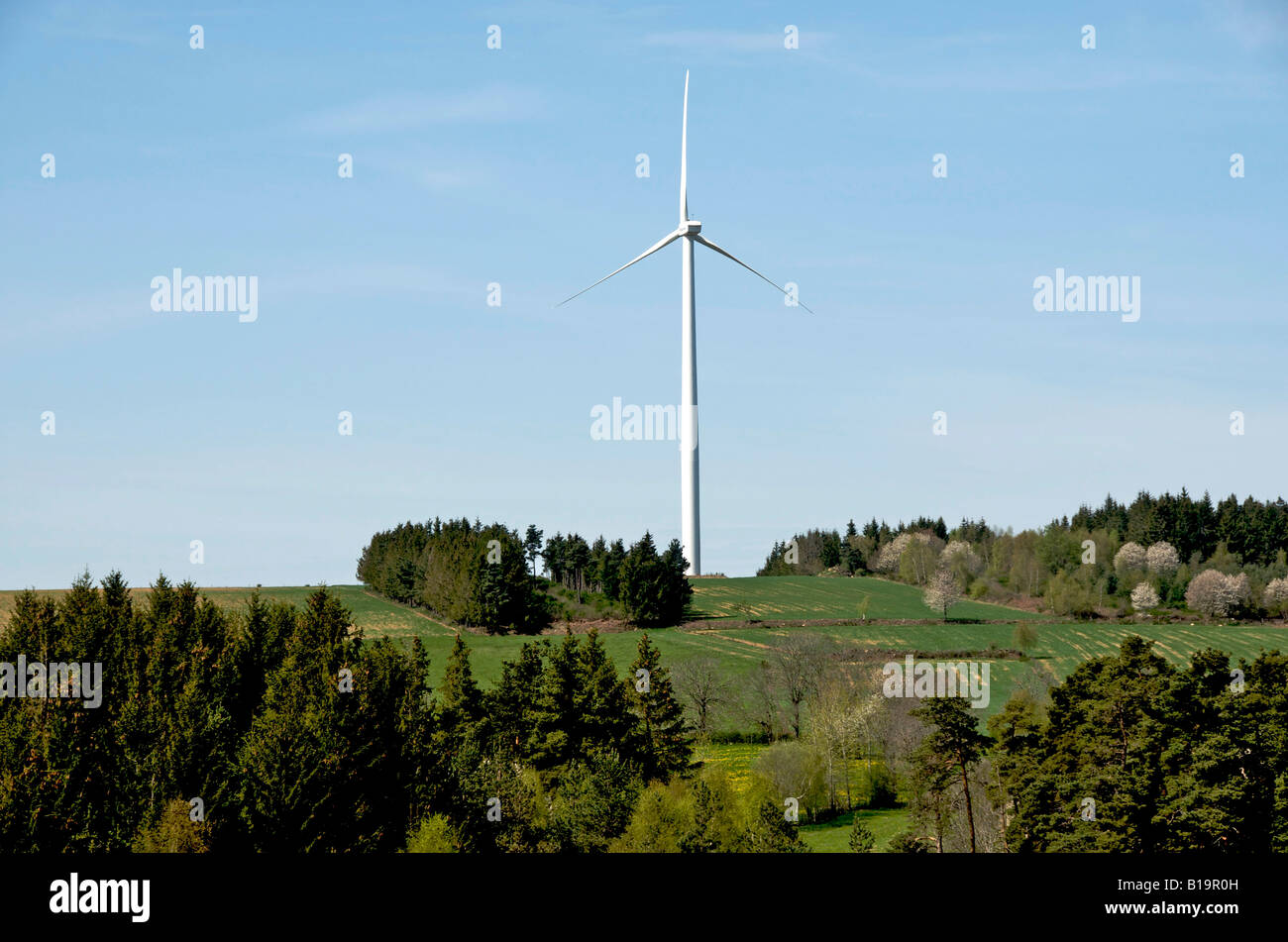Le turbine eoliche di alleato per centrali eoliche Mercoeur ( Haute Loire ). Auvergne Francia Foto Stock
