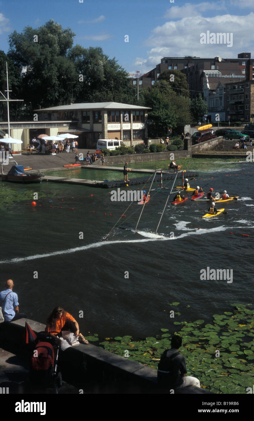 Gli spettatori, Kayak-polo sul lago Aussenalster a Schwanenwik a Amburgo, Germania Foto Stock