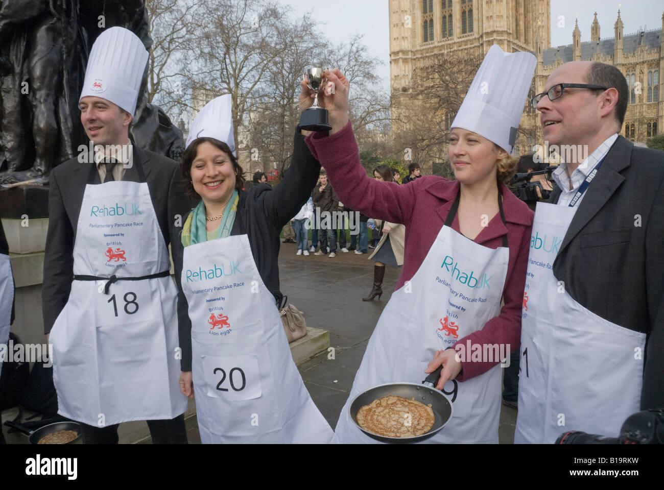 I vincitori del pancake parlamentare - GARA - Joey Jones,(Sky), Libby Weiner ,(ITN) Cathy Newman (C4) e Nick Robinson (BBC) Foto Stock