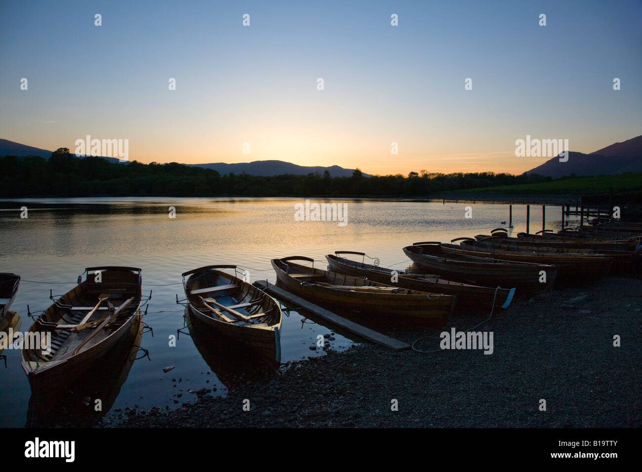 Derwent Water tramonto la notte scende su barche sul lago, 'Il Lake District' Cumbria Inghilterra England Regno Unito Foto Stock