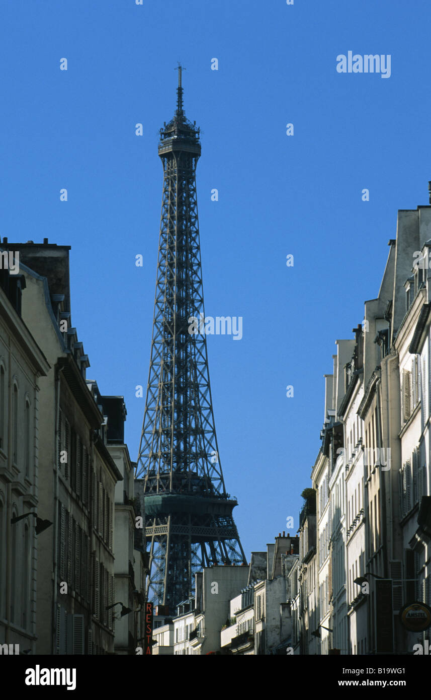 Torre Eiffel sorge al di sopra di edifici urbani in Parigi Francia Foto Stock