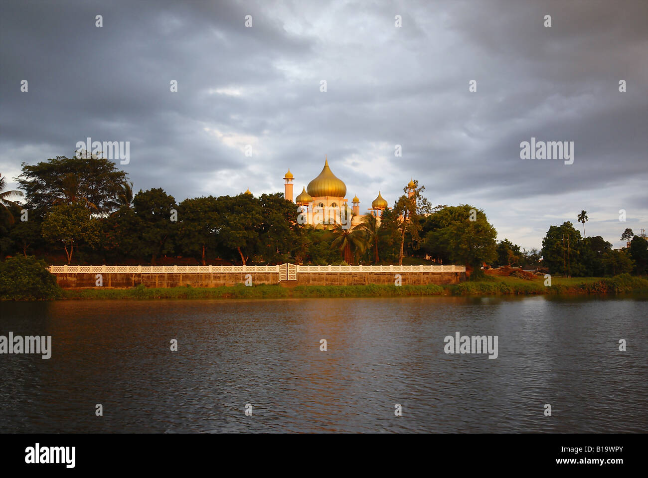 La Moschea centrale di Kuching dal fiume Sarawak al tramonto Foto Stock