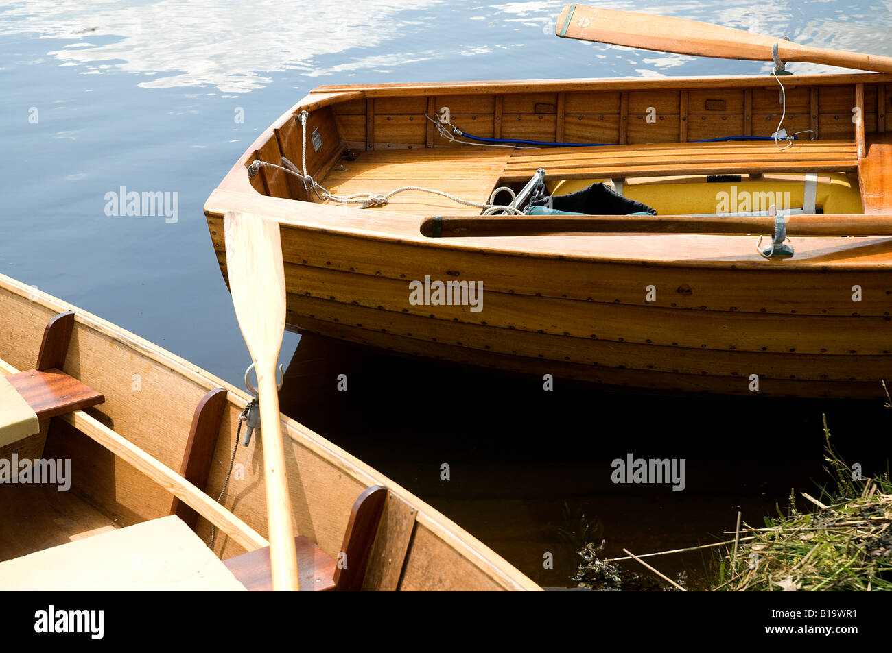 Una vista del poppe dei due canotti in legno preso dalla riva del fiume guardando dalla parte anteriore Foto Stock