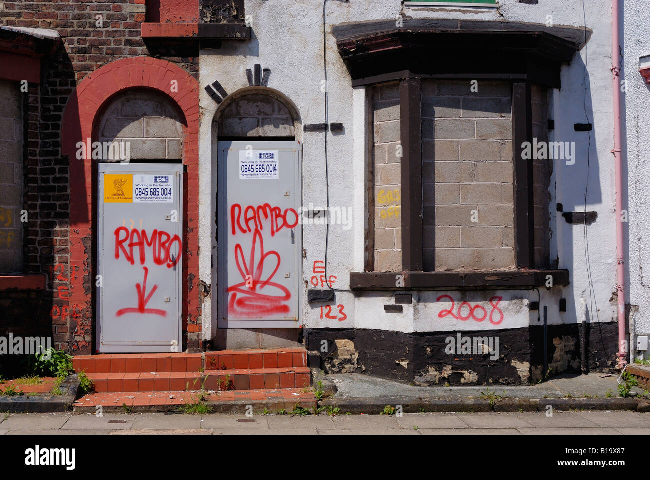 Alloggiamento in Royston bordo strada Hill quartiere di Liverpool Merseyside saliti fino in attesa di lavori di demolizione o di rinnovo Foto Stock