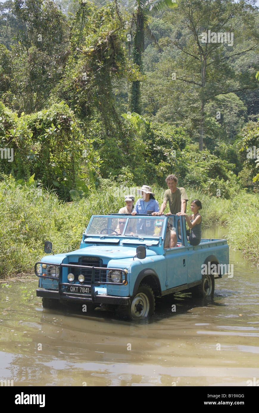 Esplorare fuori strada in un landrover Foto Stock