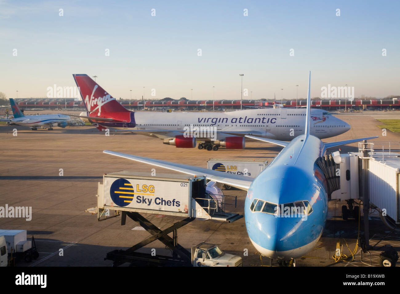 L'Aeroporto Internazionale di Manchester è a piano parcheggiato su asfalto a due terminali con i pasti che viene erogata. Manchester Inghilterra England Regno Unito Foto Stock