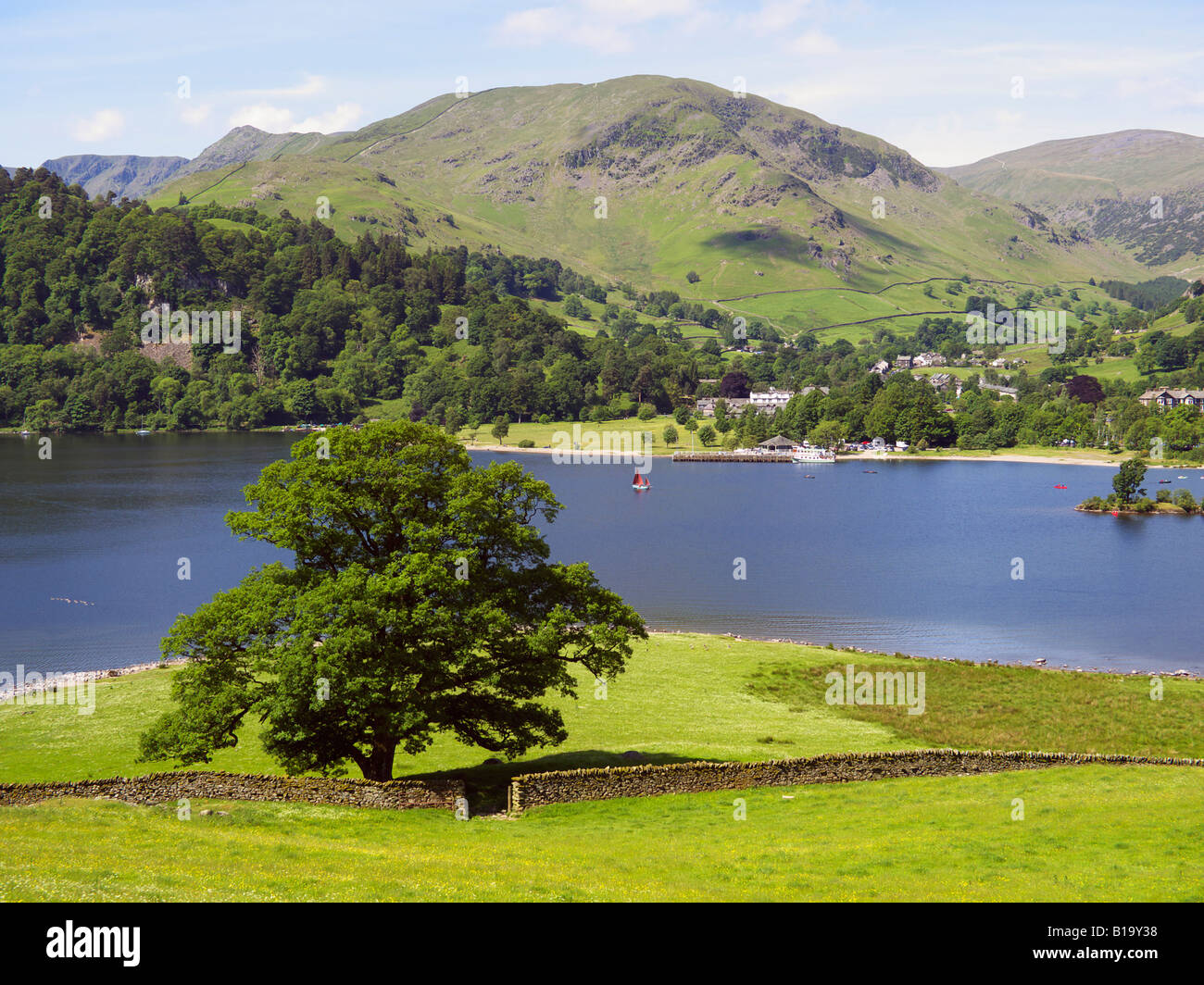 Guardando attraverso il lago di Ullswater a Glenridding molo nel Lake District inglese Foto Stock