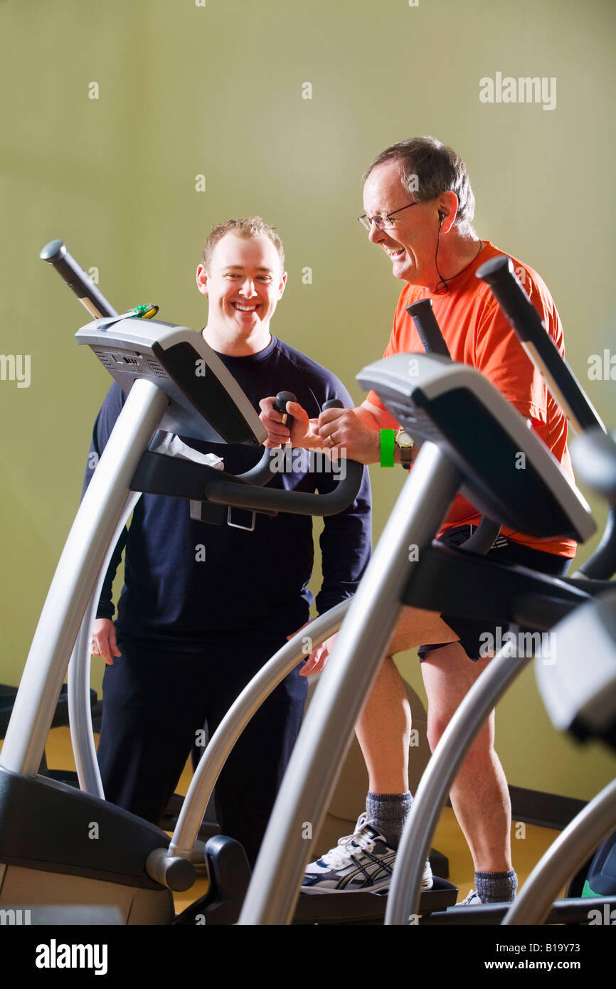 Uomini in palestra Foto Stock