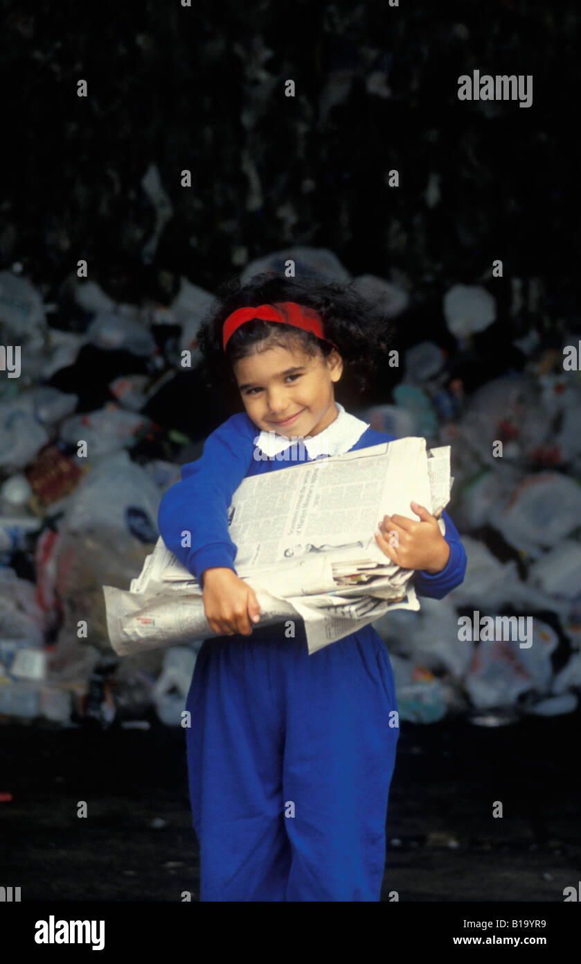 Ritratto ragazza giovane azienda pila di quotidiani per il riciclaggio Foto Stock