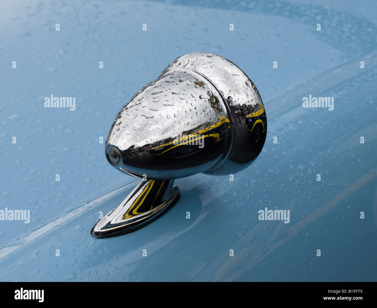 Auto d'epoca, dettaglio con le gocce di pioggia. Foto Stock