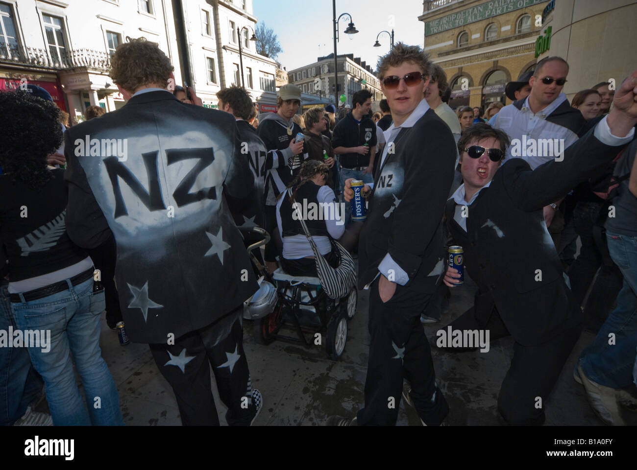 Gruppo in Gloucester Road durante il Kiwi Waitangi Day la linea metropolitana Circle pub crawl a Londra Foto Stock