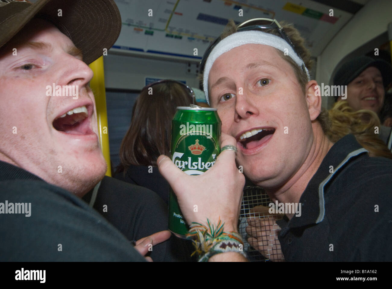 Nuovo Zealanders partying in un treno della metropolitana di trasporto durante la giornata a Waitangi Circle Line pub crawl, Londra Foto Stock