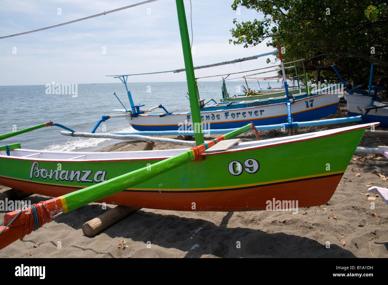 Indonesia Bali isola a nord Bali Lovina Beach tradizionali barche da pesca Jukung Foto Stock