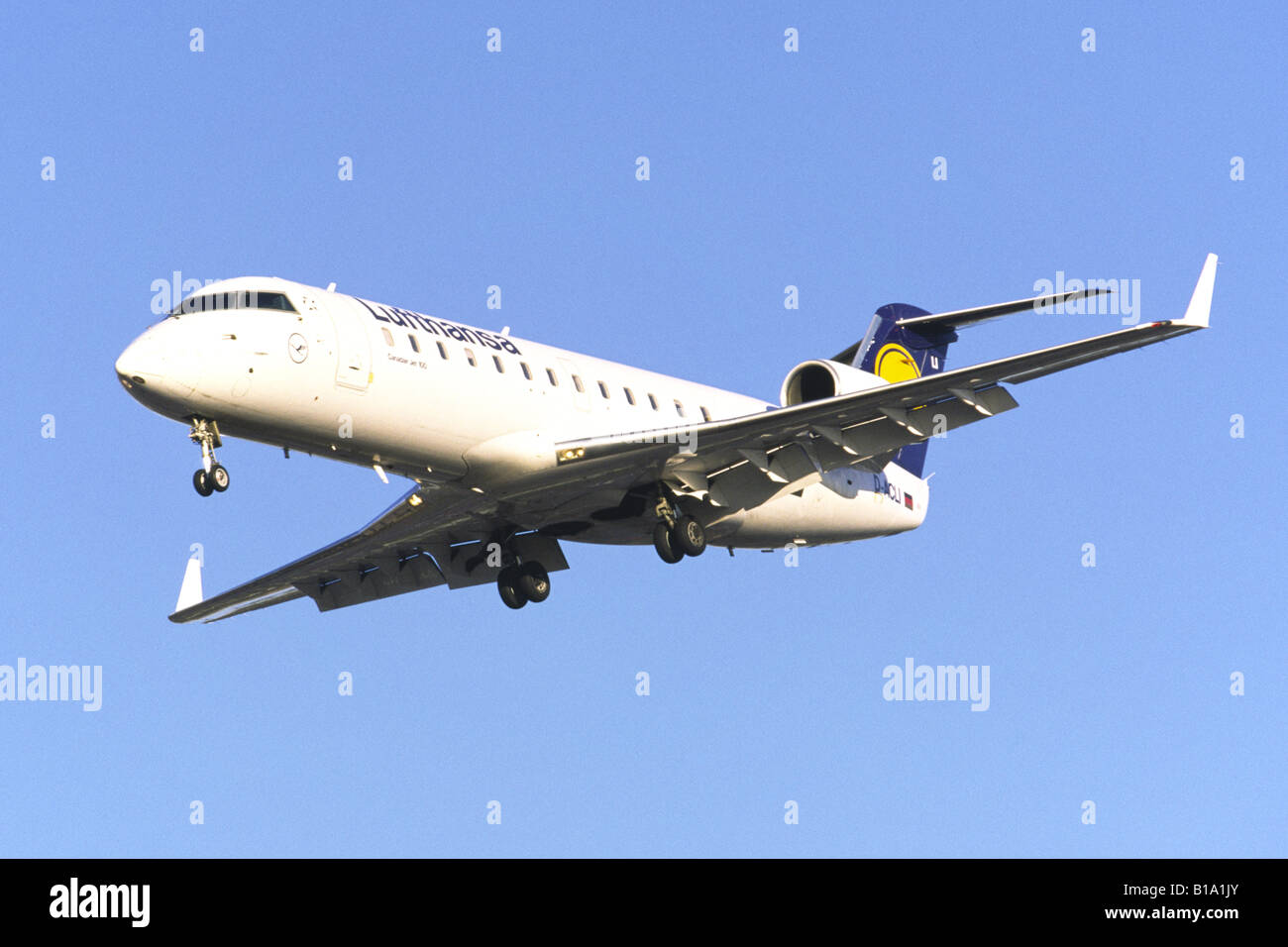 Bombardier CRJ-100LR operati da Lufthansa in avvicinamento all'aeroporto di Heathrow Foto Stock