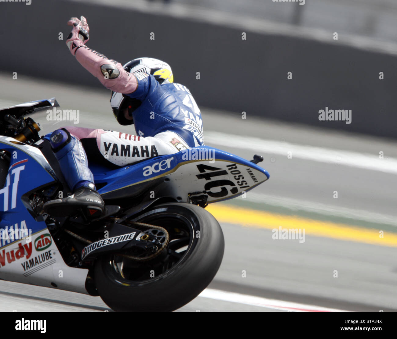 Valentino Rossi saluta la folla nel circuito di Catalunya nel campionato  del mondo MOTOGP 2008 Foto stock - Alamy