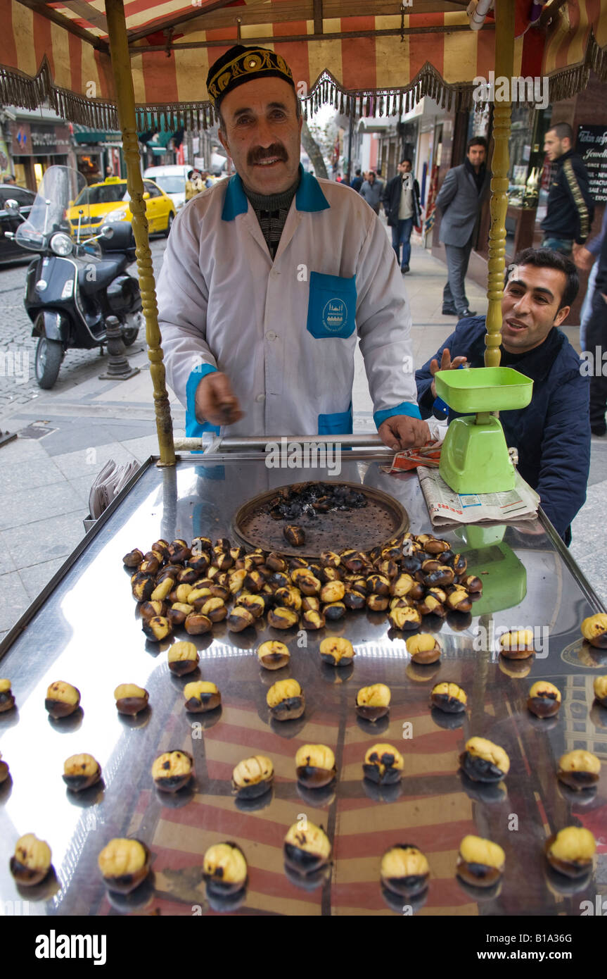 Fornitore di Chesnut neat il Grand Bazaar. Istanbul, Turchia. Foto Stock
