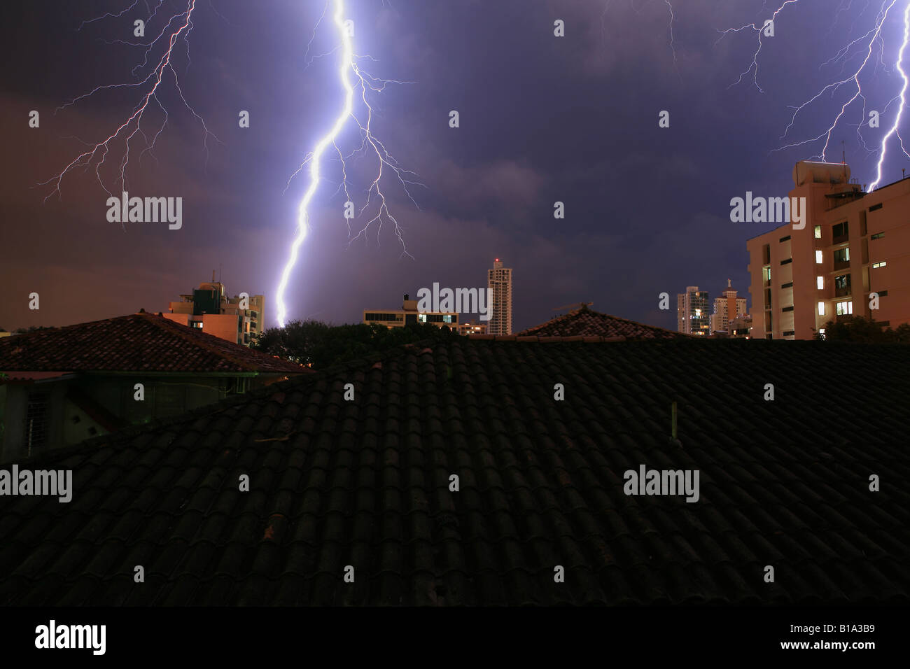 Tempesta e fulmini nella città di Panama, Repubblica di Panama. Foto Stock