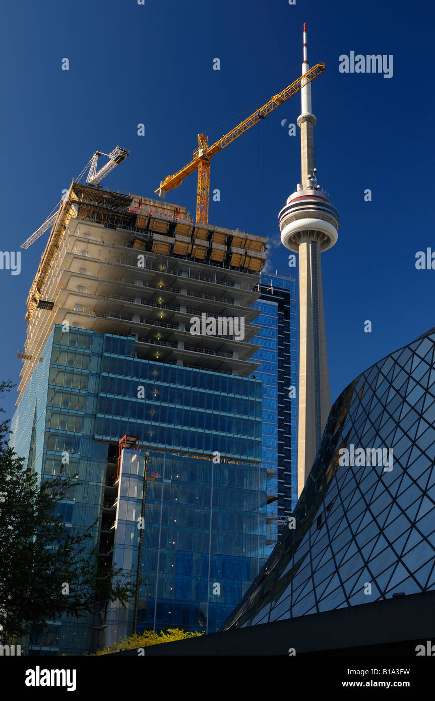La luce del mattino sulla costruzione di RBC con Toronto CN tower e Roy Thompson Hall Foto Stock