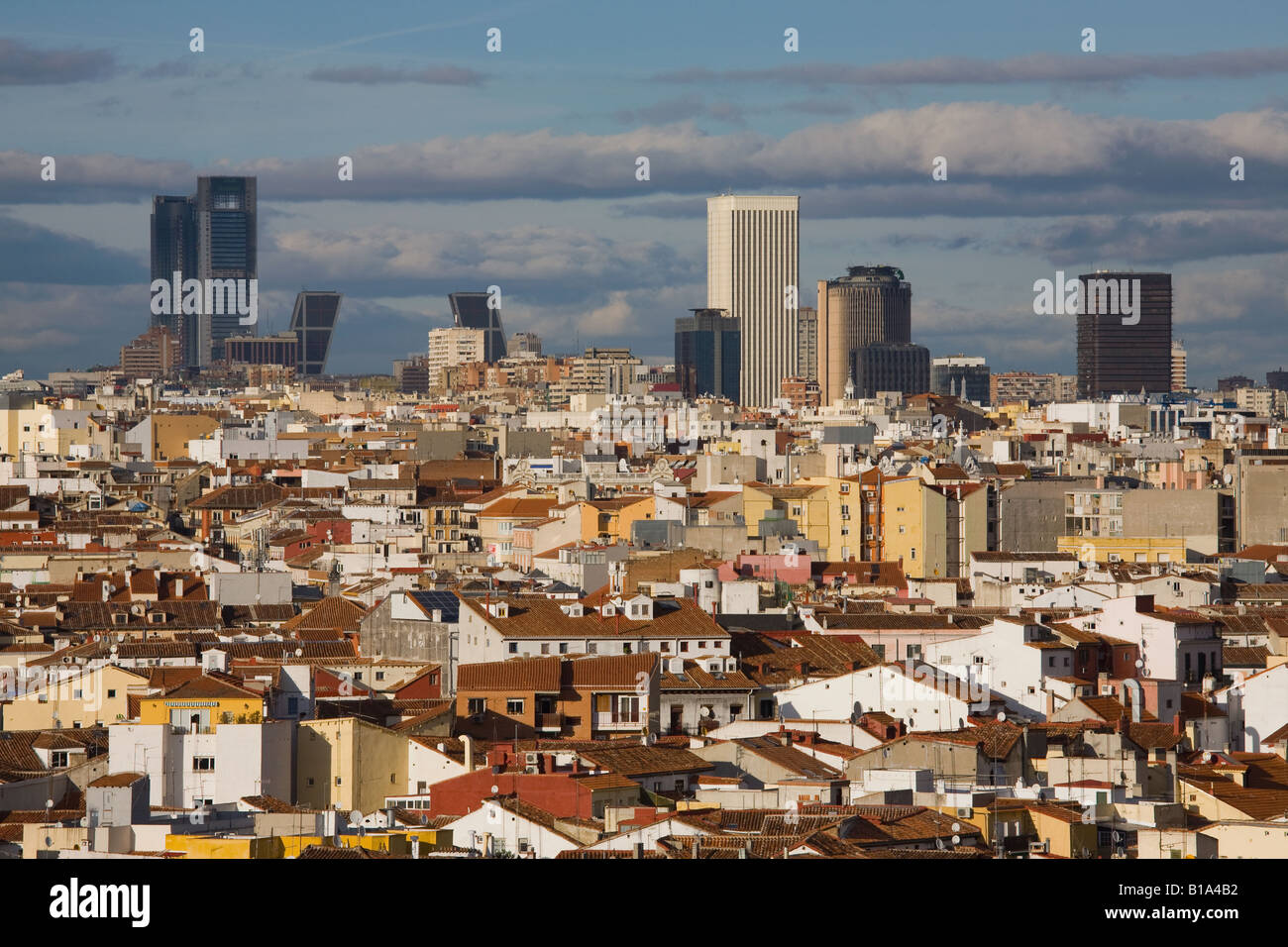 Vista in elevazione su Madrid al quartiere finanziario di edifici. Foto Stock