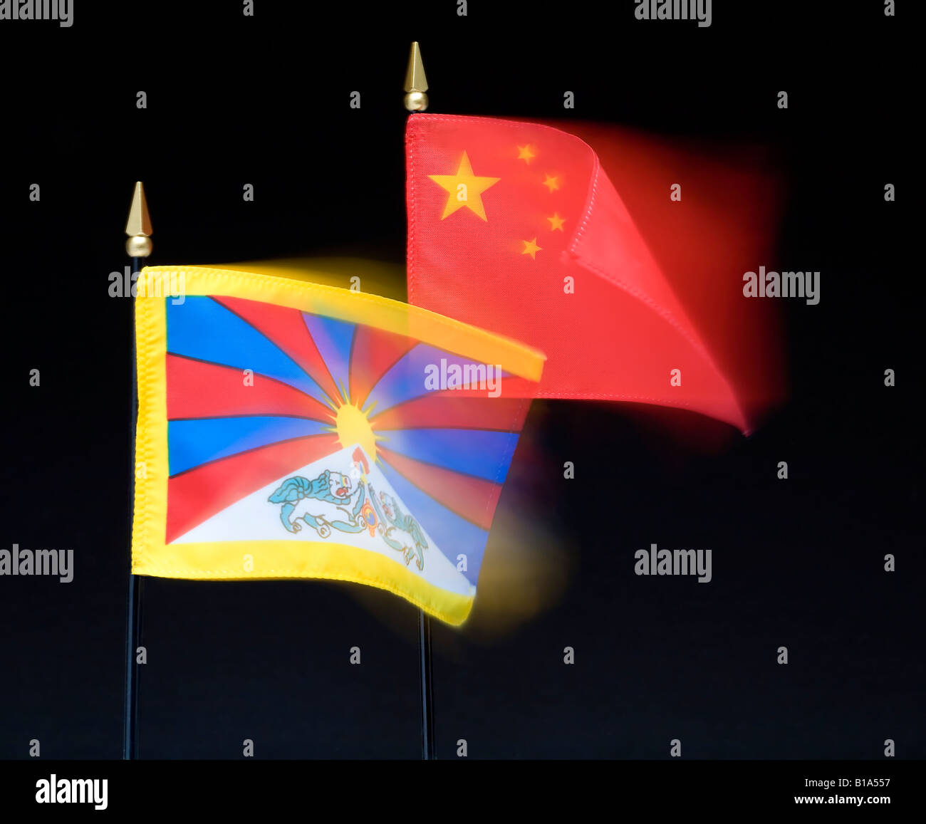 Piccole bandiere di Cina e il Tibet contro uno sfondo nero con moto sfocata vedere più flags nel mio portafoglio Foto Stock