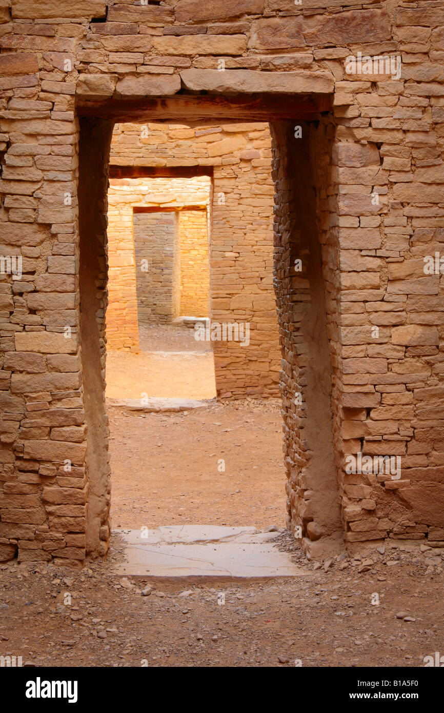 Portali in antichi Pueblo Bonito villaggio nel Chaco Canyon, Nuovo Messico, STATI UNITI D'AMERICA Foto Stock