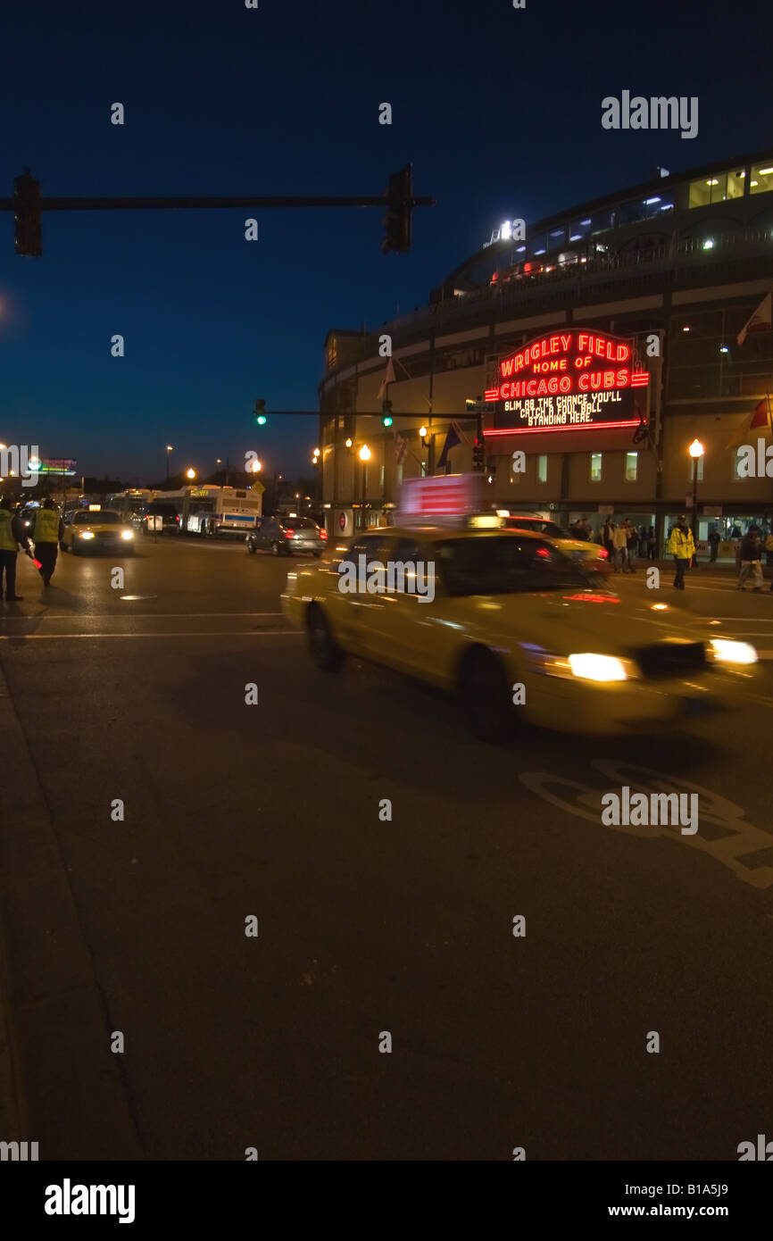 Un taxi giunchi da Wrigley Field come i Cubs giocare un gioco di notte al famoso stadio di Chicago, IL. Foto Stock