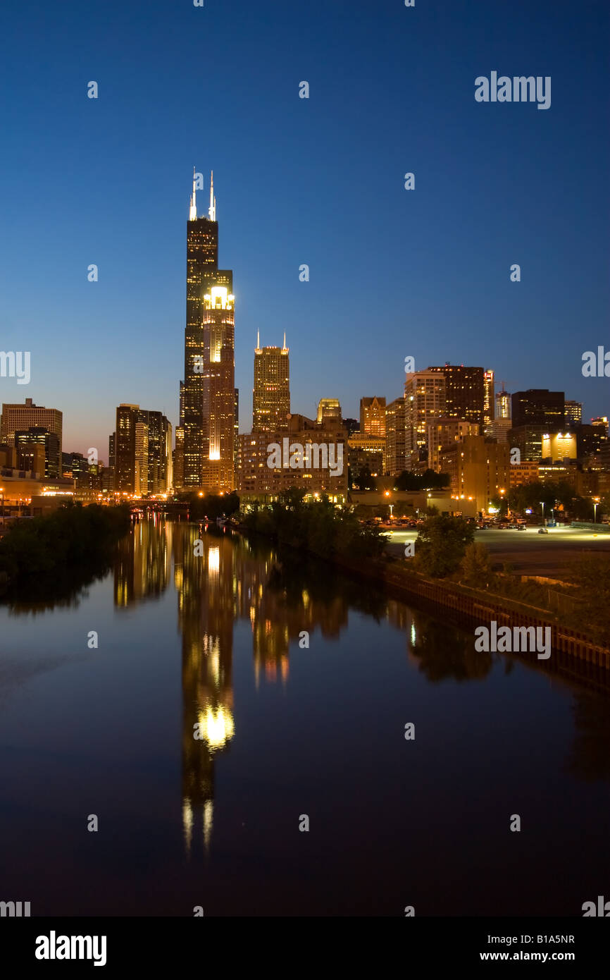 La Sears Tower a Chicago, riflesso nel fiume Chicago. Foto Stock