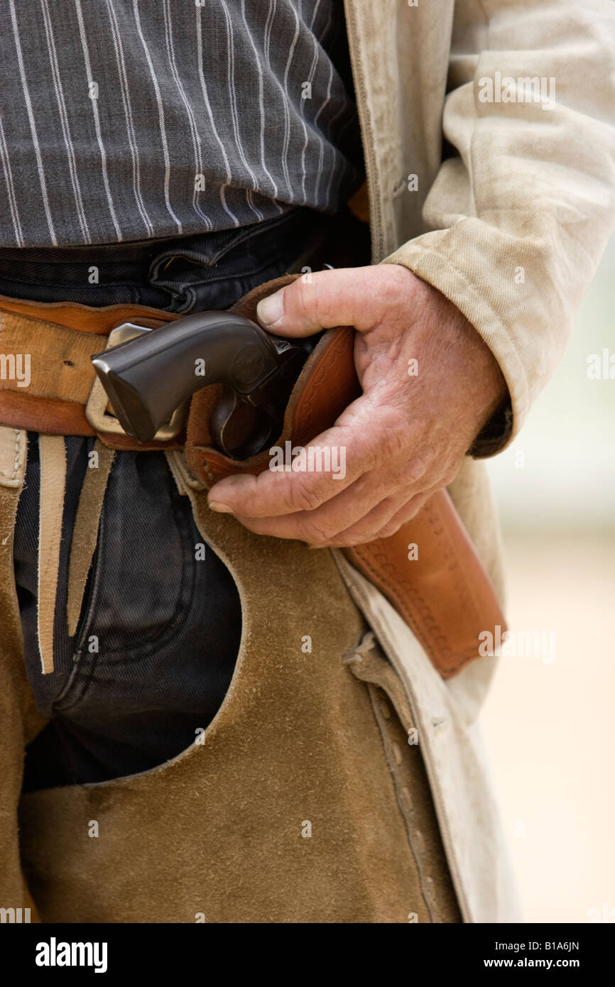 Gunfighter raggiunge per la sua pistola durante il wild west show la rievocazione Foto Stock