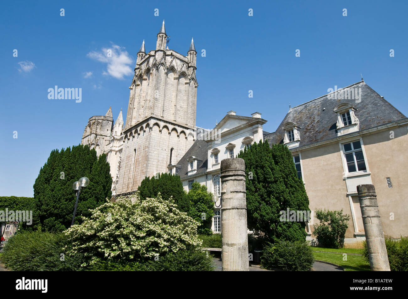 Approccio al XII-XIII secolo St.Pierre cattedrale, Poitiers, Vienne, in Francia. Foto Stock