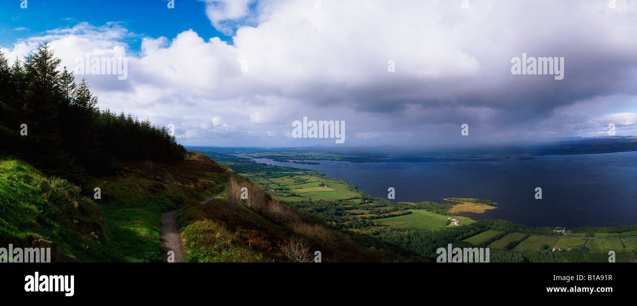 Abbassare il Lough Erne guardando verso Belleek, Co Fermanagh, Irlanda Foto Stock