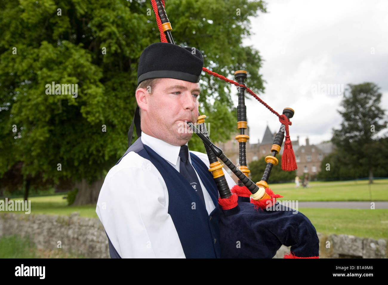 Douglas Smith Scottish piper tuning tubi in motivi di Glamis Castle in occasione della Strathmore Highland Games, Scotland, Regno Unito Foto Stock