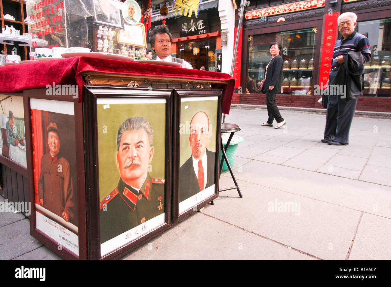 Ritratti dei tre leader comunista Mao DzeDong, Stalin e Lenin in vendita. Strada turistica in Hangzhou, Cina Foto Stock