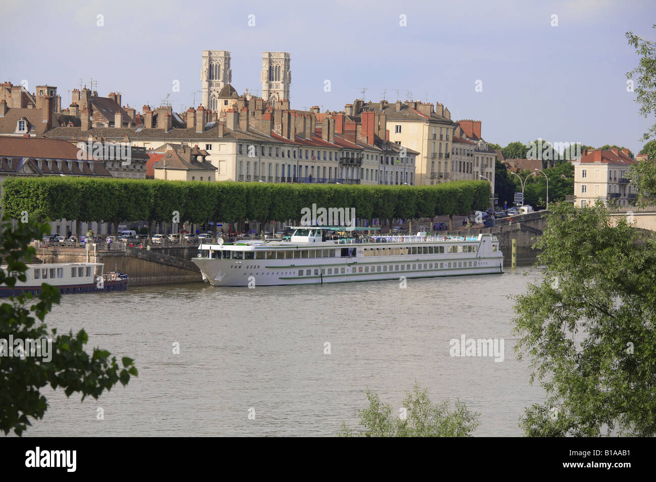 Chalon sur Saone con la Cattedrale di St Vincent in distanza. Foto Stock