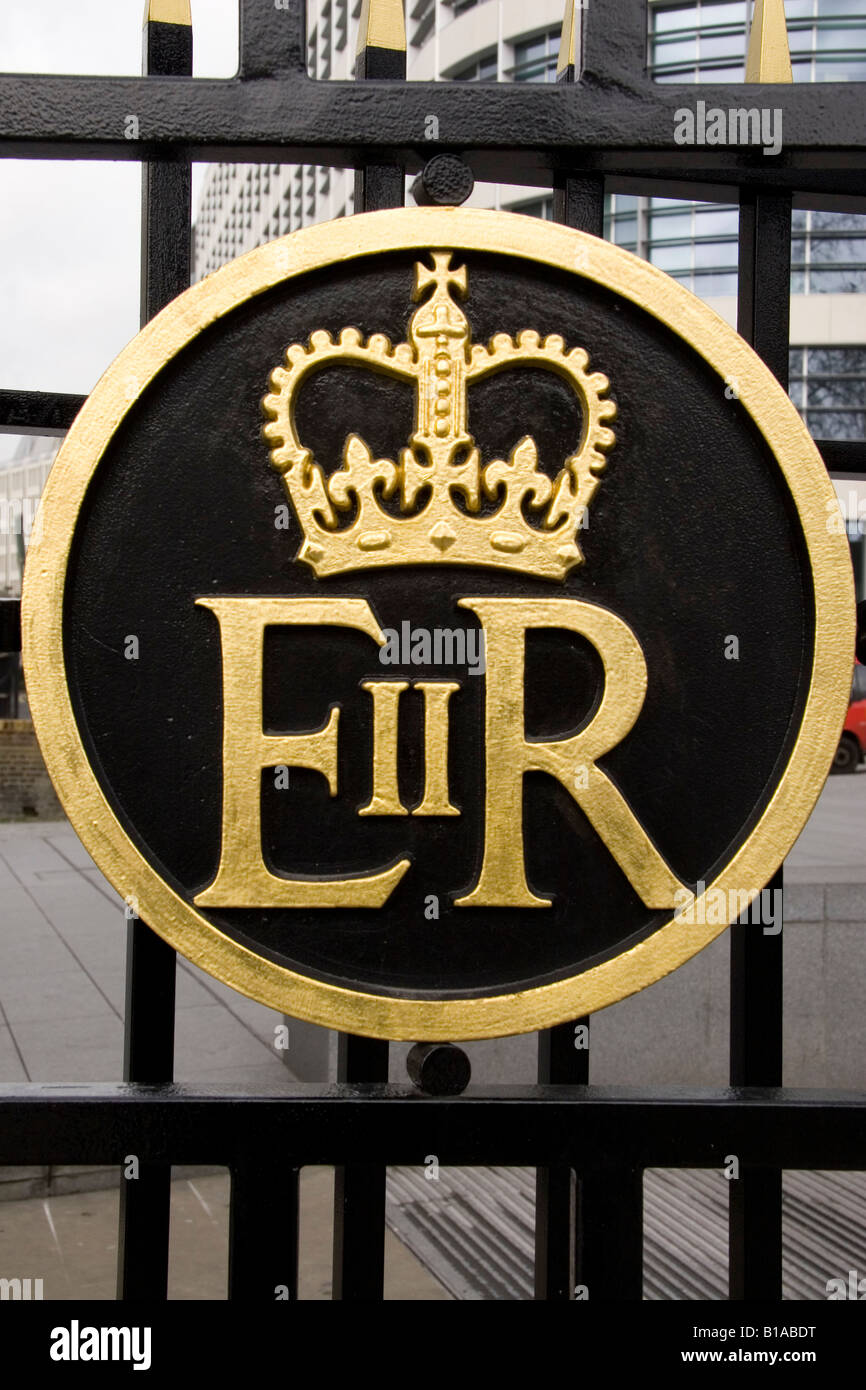 Il royal insignia in Londra, Inghilterra. ER sta per Elisabetta Regina. Foto Stock