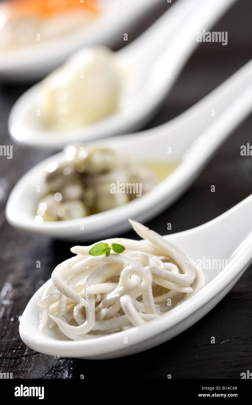 Cucchiaino di aglio baby anguille (verticale) Foto Stock
