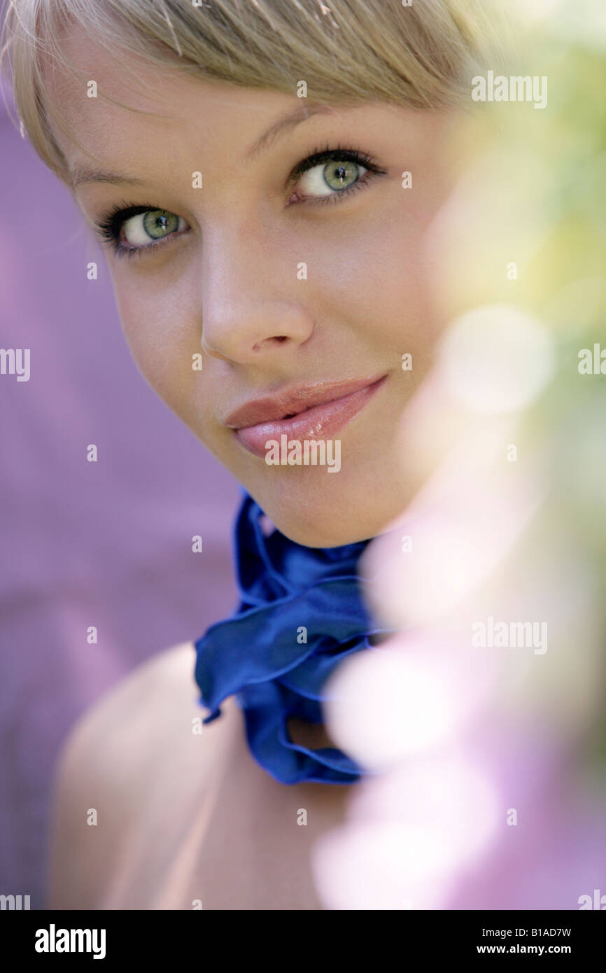 Ritratto di giovane donna con nastro intorno al collo Foto Stock