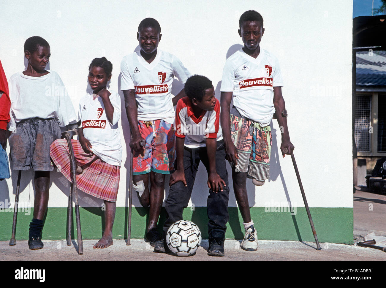 Ragazzi africani riposo dopo il calcio Foto Stock