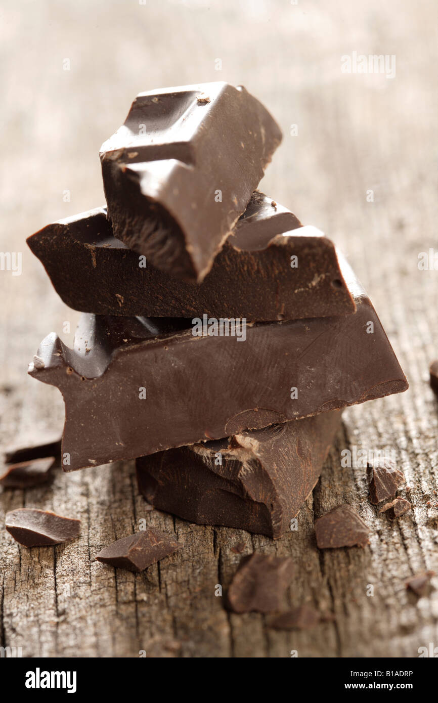 Ammucchiati uno pezzetti di cioccolato (verticale) Foto Stock