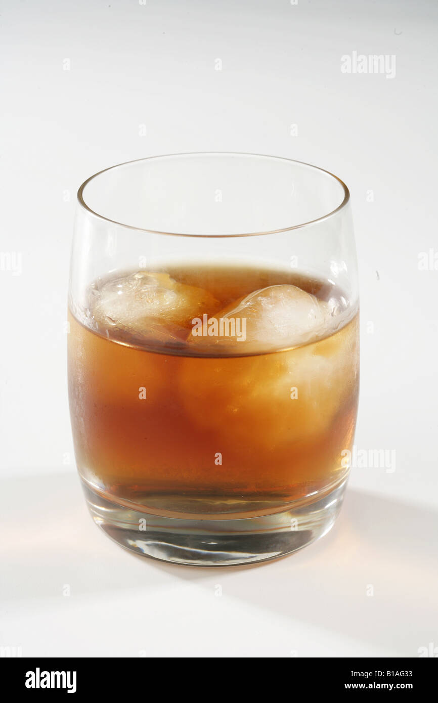 Bicchiere di Whisky con ghiaccio Foto Stock