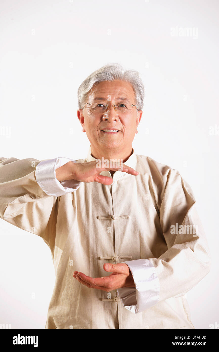 Un senior adulto giocando Tai Chi Foto Stock