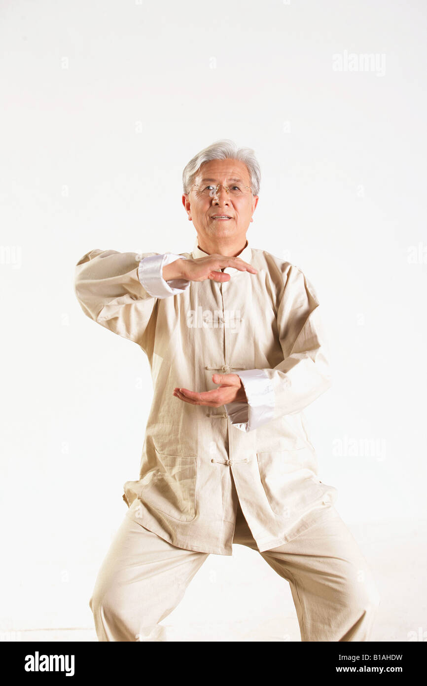 Un senior adulto facendo Tai Chi Foto Stock