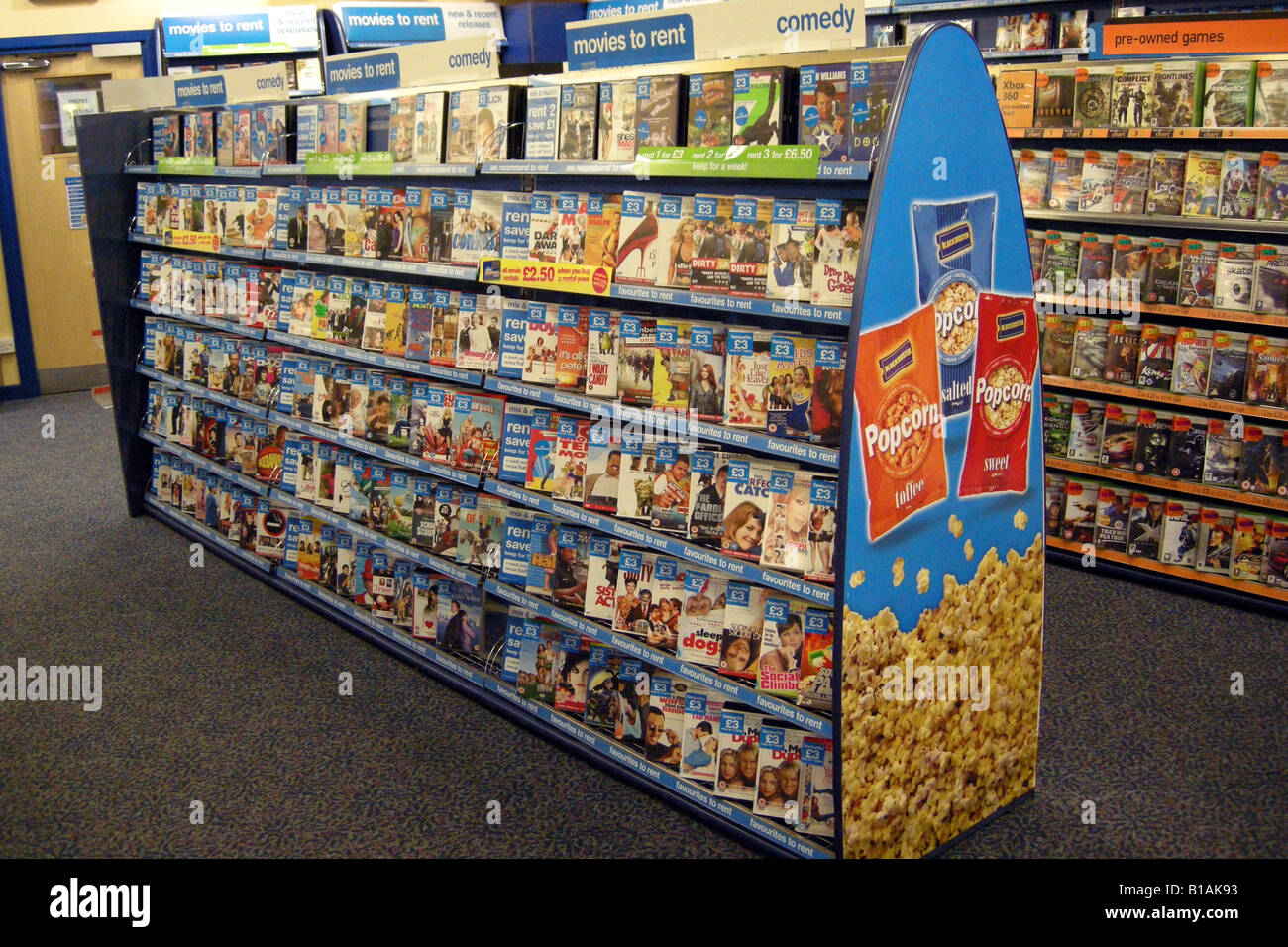 Le unità scaffale per DVD moviess per noleggio all'interno di un negozio  blockbuster Foto stock - Alamy