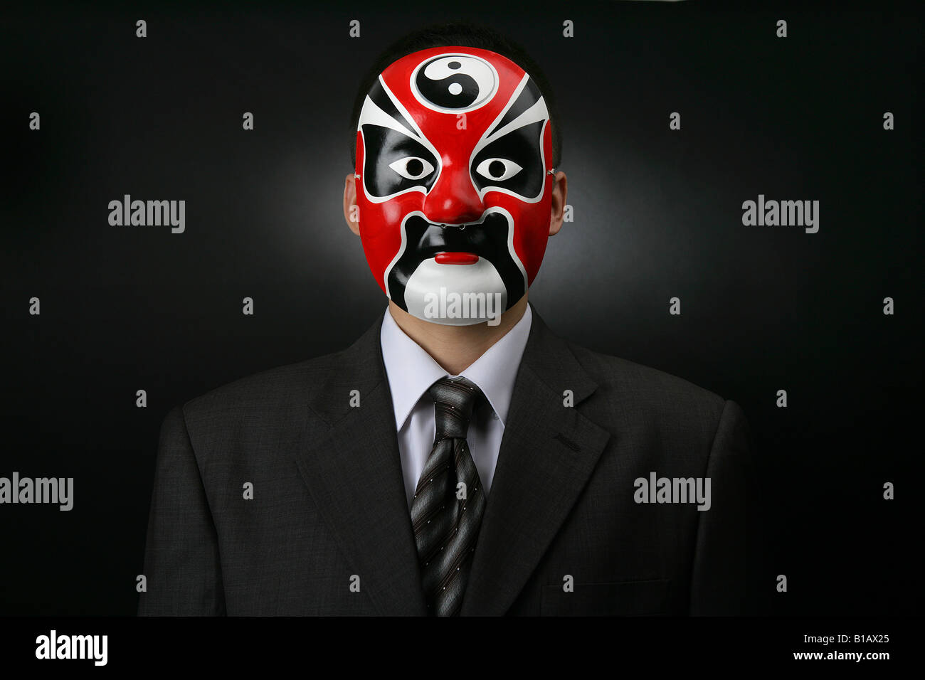 Businessman cinesi che indossa una maschera di opera Foto Stock